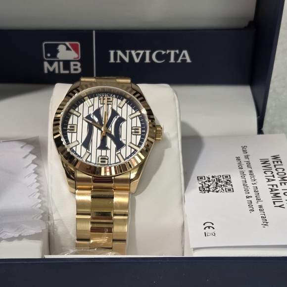 Invicta YANKEESGold Watch with MLB Design